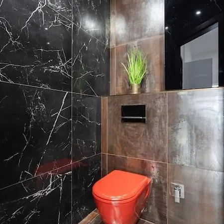 High-end 2-bedroom In The Center With Balcony *