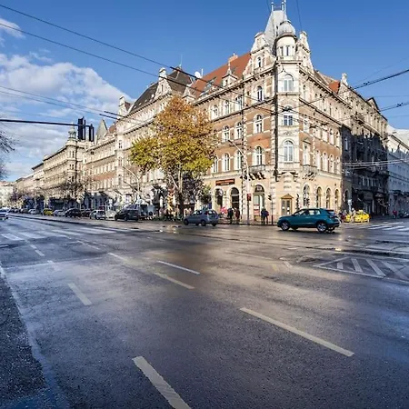 High-end 2-bedroom In The Center With Balcony * Budapest