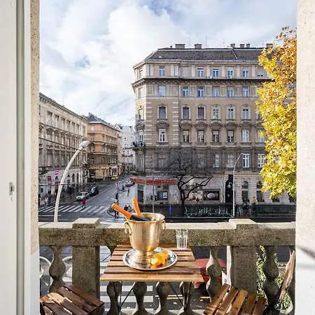High-end 2-bedroom In The Center With Balcony Apartment Budapest