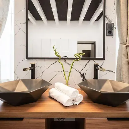 High-end 2-bedroom In The Center With Balcony *