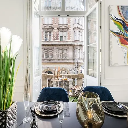 High-end 2-bedroom In The Center With Balcony * Budapest