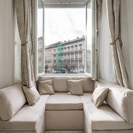 High-end 2-bedroom In The Center With Balcony Budapest