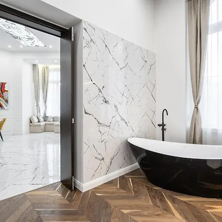 High-end 2-bedroom In The Center With Balcony