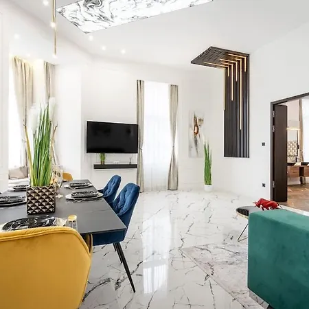 Apartment High-end 2-bedroom In The Center With Balcony *
